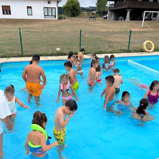 Guardería Ludoteca Mi Mundo niños en piscina