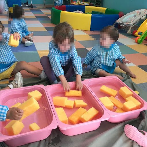 Guardería Ludoteca Mi Mundo niños jugando con esponjas